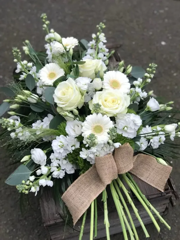 Gerbe de roses, gerberas et giroflées blanches nouée d'un ruban de toile de jute